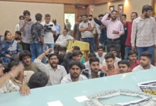 NSUI ने तोड़ा रजिस्ट्रार के दफ्तर का दरवाजा, सीट को पहनाई नोटों की माला, जमकर हुआ हंगामा