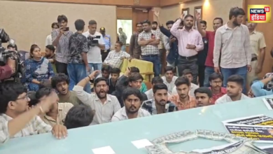 NSUI ने तोड़ा रजिस्ट्रार के दफ्तर का दरवाजा, सीट को पहनाई नोटों की माला, जमकर हुआ हंगामा