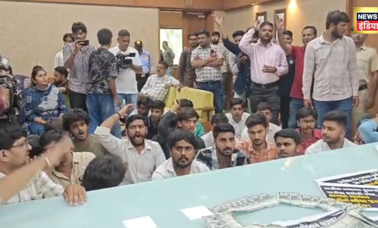 NSUI ने तोड़ा रजिस्ट्रार के दफ्तर का दरवाजा, सीट को पहनाई नोटों की माला, जमकर हुआ हंगामा