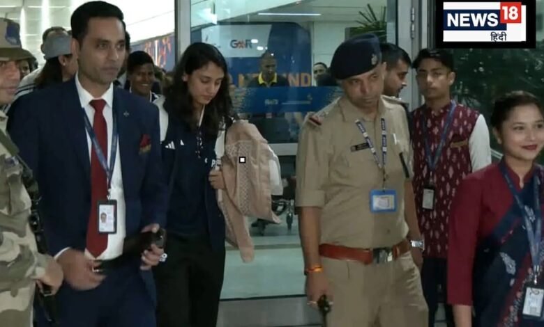 भारत पहुंचीं देश की बेटियां, एशिया कप जीतकर दुबई में लहराया था तिरंगा