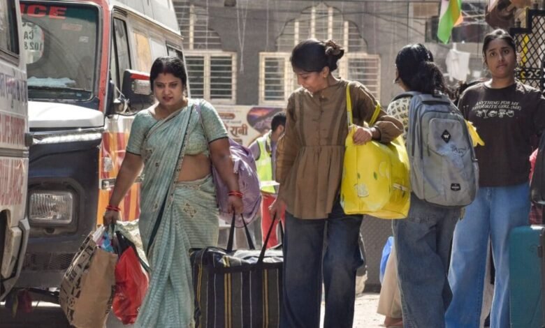 सपने पूरे करने बच्चों को भेजा दिल्ली, वहां से लौटीं लाशें... सत्य निकेतन हादसे की ये तस्वीरें देख छलक जाएंगे आंसू