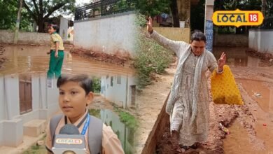 सीवर का पानी सड़कों पर, कीचड़ में फिसल रहे बच्चे और बुजुर्ग