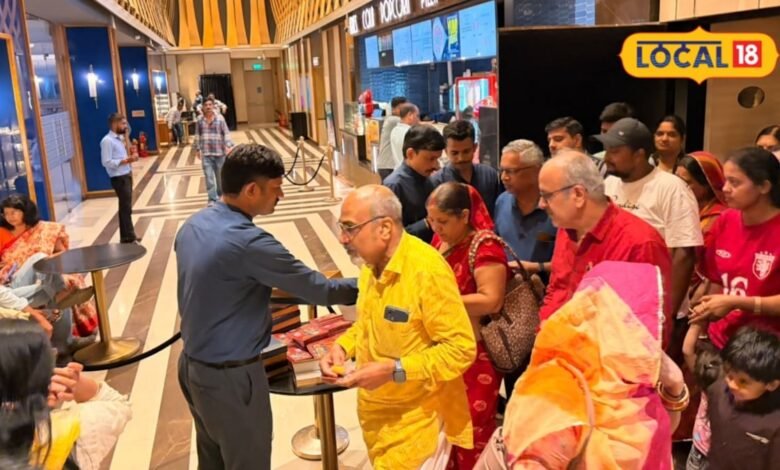 'हनुमान अंश' फिल्म के बाद थिएटर में हुआ हनुमान जी की पूजा, दर्शकों को बांटे पेड़े और हनुमान चालीसा
