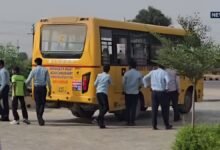खैरथल में स्कूल बस खराब, मासूम बच्चों से लगवाया धक्का, वीडियो वायरल