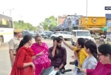 झुंझुनूं में नवरात्र में डांडिया नहीं, महिलाओं ने बांटे हेलमेट