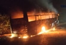 महाजन में हाईवे पर यात्रियों से भरी स्लीपर बस में लगी आग, जलकर राख