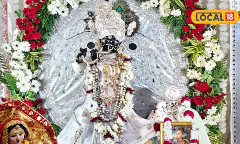 Kota News: साल में सिर्फ एक दिन बंशी धारण करते हैं बिहारी जी, 3.5 किलो चांदी के आभूषणों से हुआ श्रृंगार