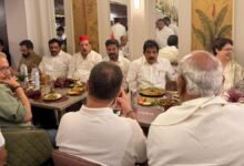 LIVE: राहुल गांधी बस में बैठे, लंच के बाद राजघाट रवाना हुए इंडिया ब्लॉक के सांसद, खरगे बोले- सद्बुद्धि मिले