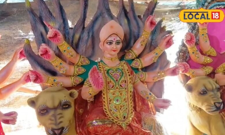 Sikar Durga Idol: सीकर में दिन-रात गढ़ी जा रहीं मां दुर्गा की प्रतिमाएं, बंगाल की मिट्टी से बन रही भव्य प्रतिमाएं