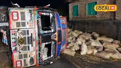 मजदूर नहीं मिले तो खुद मैदान में उतरे धौलपुर के जवान, आलू की बोरियां उठाकर खुलवाया हाईवे, पेश की मानवता की मिसाल