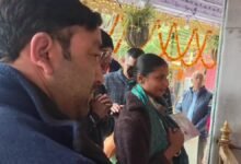 रिया चक्रवर्ती के साथ फिल्म 'PN 36' की कर रहीं शूटिंग, नंगे पैर मां नैना देवी के दर्शन कर रखा व्रत