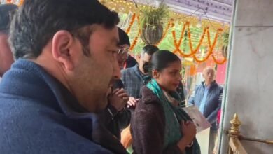 रिया चक्रवर्ती के साथ फिल्म 'PN 36' की कर रहीं शूटिंग, नंगे पैर मां नैना देवी के दर्शन कर रखा व्रत