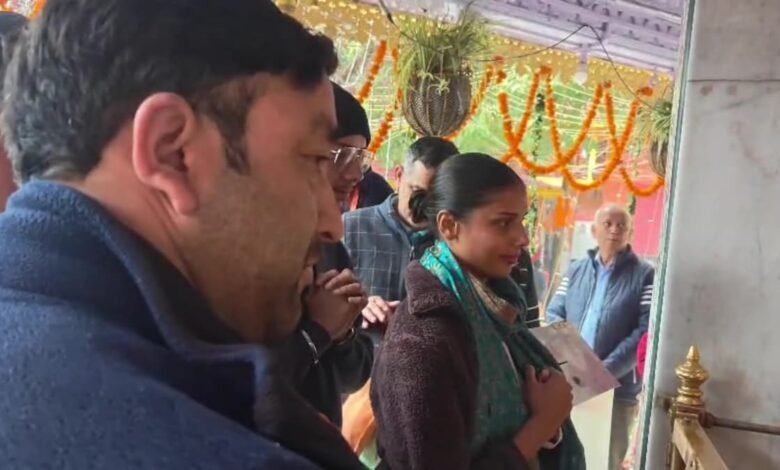 रिया चक्रवर्ती के साथ फिल्म 'PN 36' की कर रहीं शूटिंग, नंगे पैर मां नैना देवी के दर्शन कर रखा व्रत